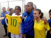 Após troca de experiências, Marta & cia. viram alvo de tietagem do Haiti