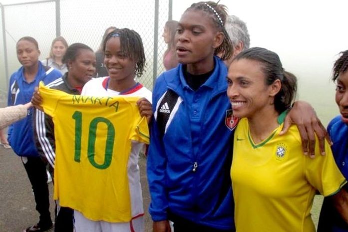 Após troca de experiências, Marta & cia. viram alvo de tietagem do Haiti