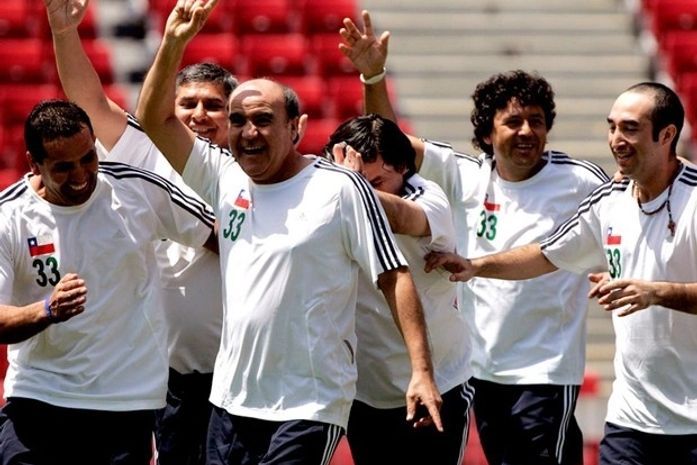 Após sufoco e soterramento, mineiros disputam partida amistosa no Chile