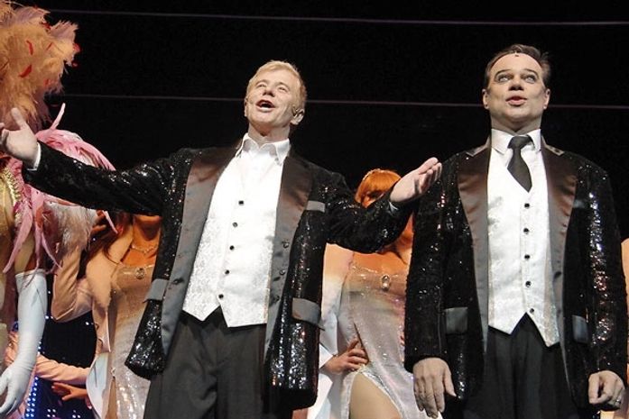 Miguel Falabella torce o pé e sai do teatro direto para o hospital