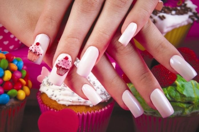 Uma das novidades são as unhas com efeito em 3D, que trazem desenhos em alto relevo