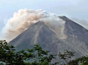 Vulcão Merapi entrou em erupção na ilha Java, na Indonésia; cerca de 19 mil pessoas tiveram que deixar suas casas