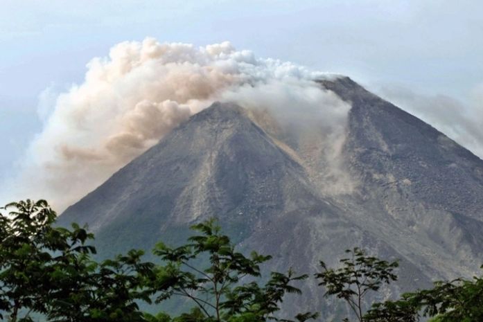 Vulcão Merapi entrou em erupção na ilha Java, na Indonésia; cerca de 19 mil pessoas tiveram que deixar suas casas