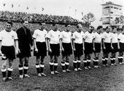 Time alemão perfilado antes da finalíssima contra a Hungria 