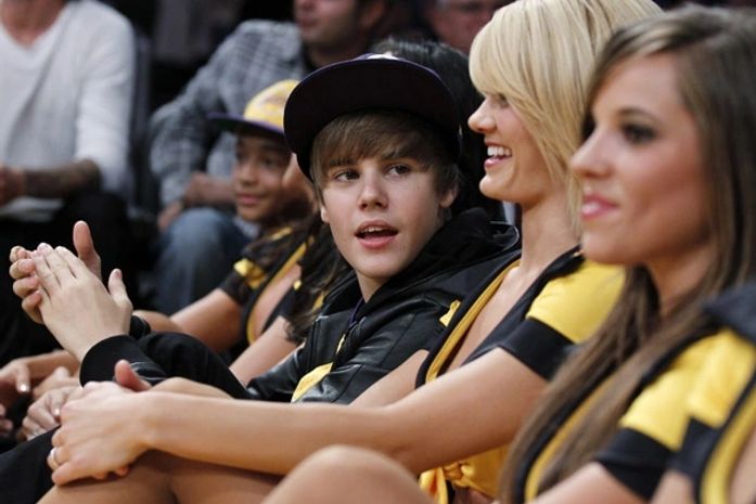Justin Bieber baba pelas líderes de torcida do Los Angeles Lakers, em especial uma bela loira