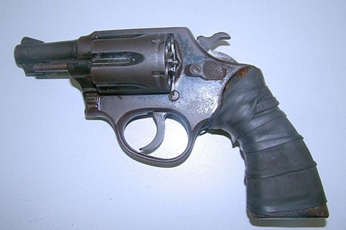 Revólver Taurus, calibre 38, com seis munições apreendido