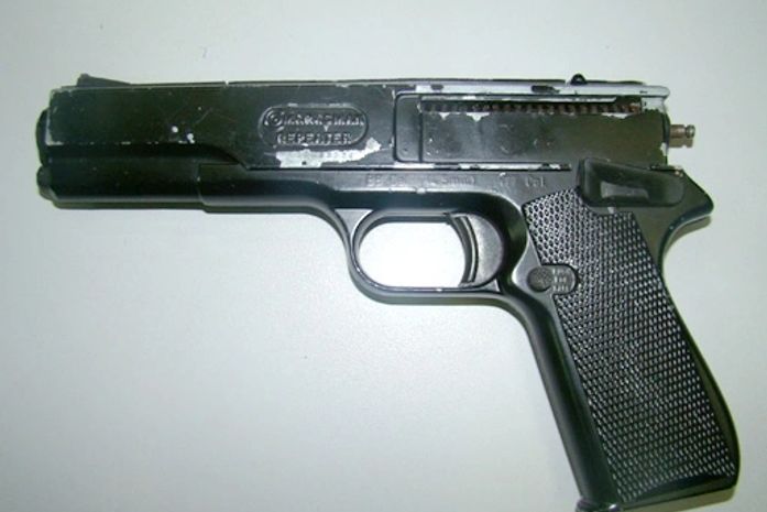 Pistola de brinqueado apreendida com o acusado