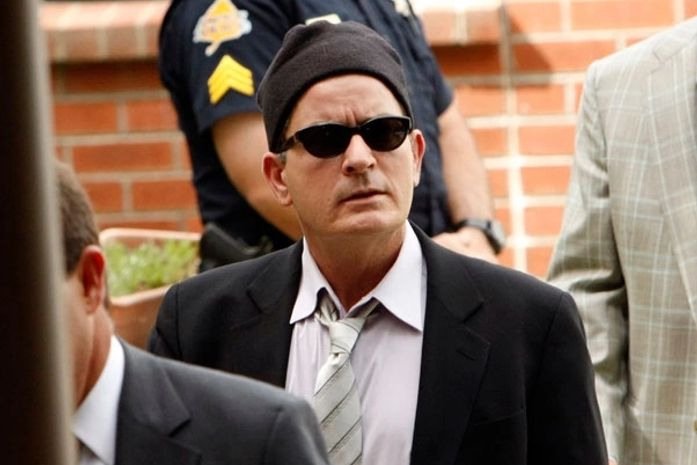 'Essa história é exagerada', diz Charlie Sheen sobre o escândalo