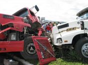 Colisão entre carretas deixa duas pessoas gravemente feridas