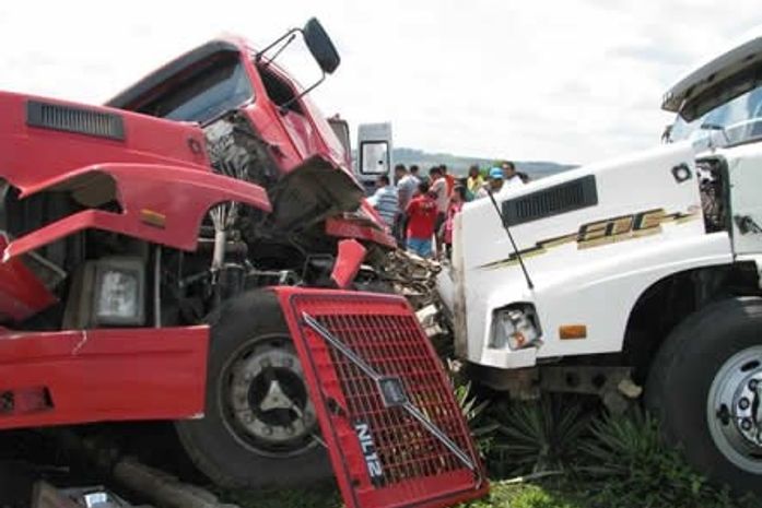 Colisão entre carretas deixa duas pessoas gravemente feridas