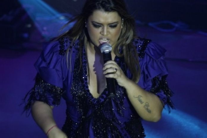 Preta Gil volta a brigar no Twitter com humorista do CQC