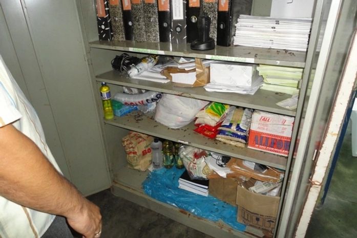 Alimentos eram guardados com inquéritos policiais