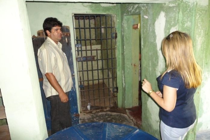 Danielle Burichel durante visita a delegacia