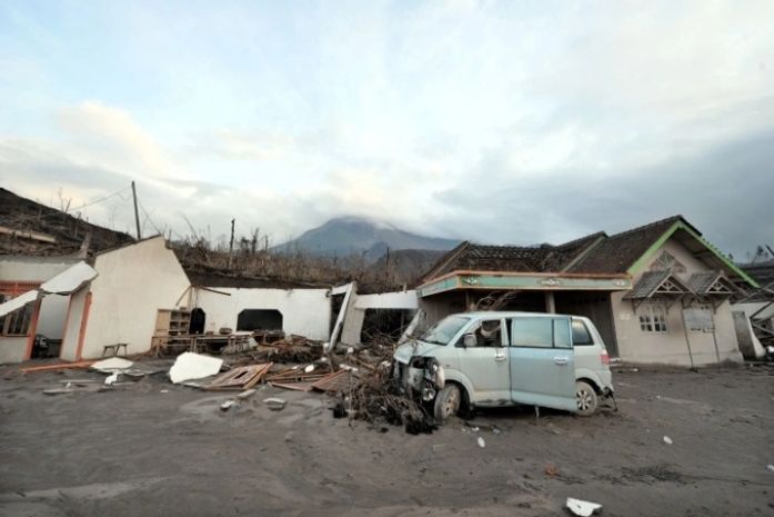 Tsunami, causado por um terremoto de 7,7 graus na escala Richter, destruiu vários vilarejos na Indonésia