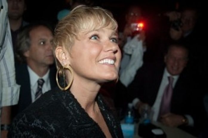 Xuxa entra escondida na gravação do DVD de Hebe Camargo