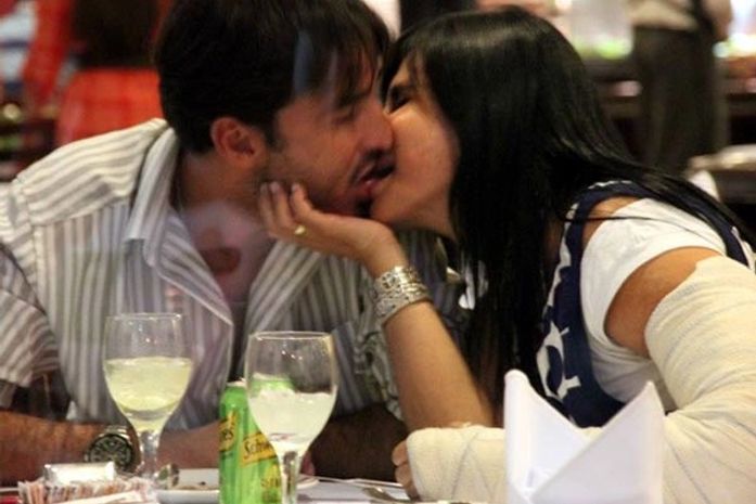 Recém-separada, Gretchen é flagrada aos beijos em Goiânia