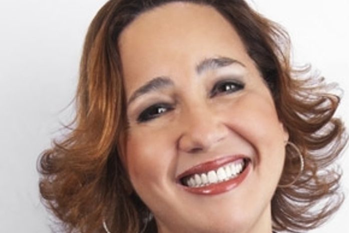 'Só penso em bofe', confessa Claudia Jimenez em entrevista