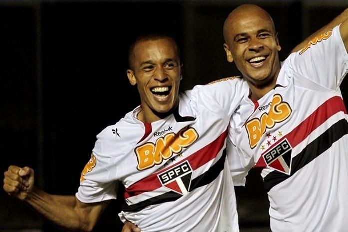 Vídeos:Herói, Oliveira festeja: 'Foi o gol de bico mais bonito da minha carreira'