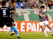 Souza (ao centro) tenta bloquear Conca, do Flu