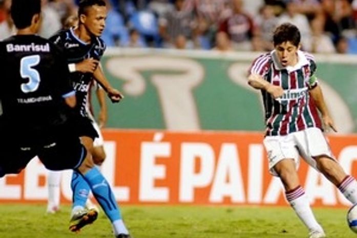 Souza (ao centro) tenta bloquear Conca, do Flu