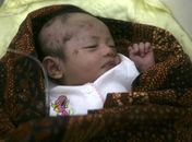 Bebê de dois meses sobrevive a tsunami na Indonésia