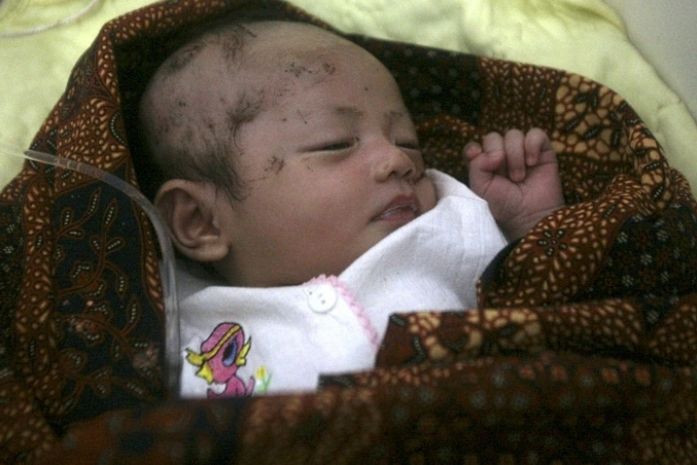 Bebê de dois meses sobrevive a tsunami na Indonésia