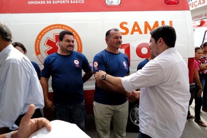 Prefeito cumprimentando agentes do SAMU