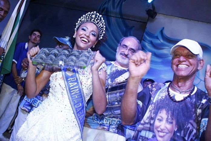 Soberana: Sheron Menezes é coroada rainha de bateria da Portela