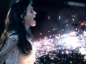 Fogos de artifício "explodem" nos seios de Katy Perry em clipe