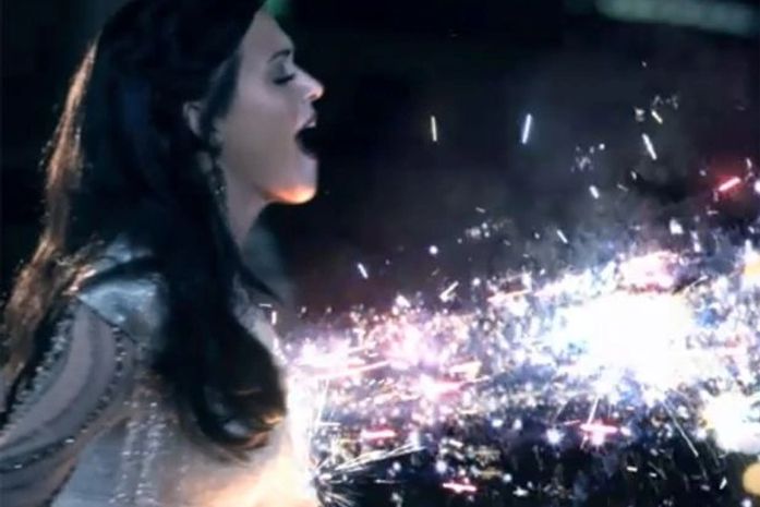 Fogos de artifício "explodem" nos seios de Katy Perry em clipe