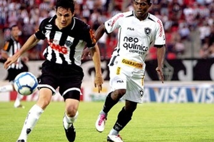 Botafogo vence o Atlético-MG, entra no G4 e deixa o galo na zona do rebaixamento