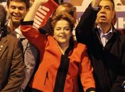 Dilma vota em Porto Alegre aos gritos de "presidente"