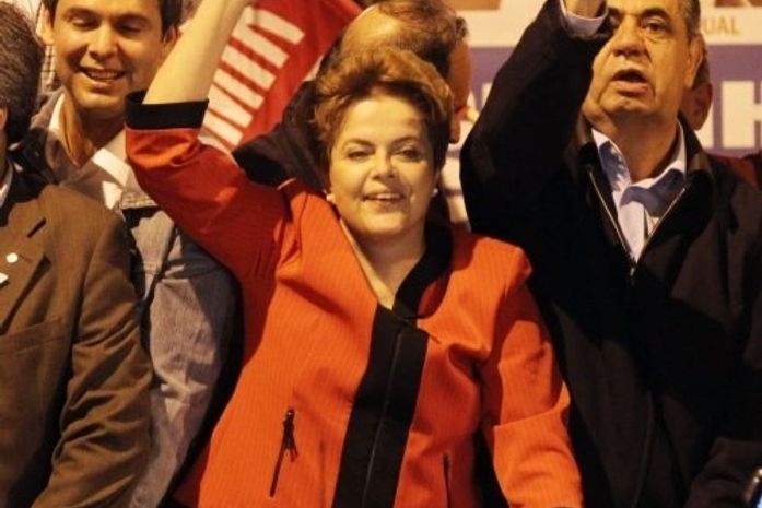 Dilma vota em Porto Alegre aos gritos de "presidente"