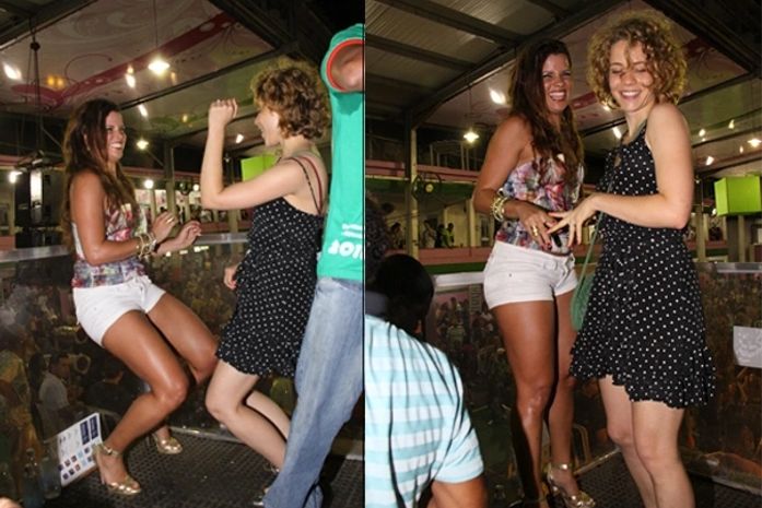 Leandra Leal samba até o chão com Renata Santos na Magueira