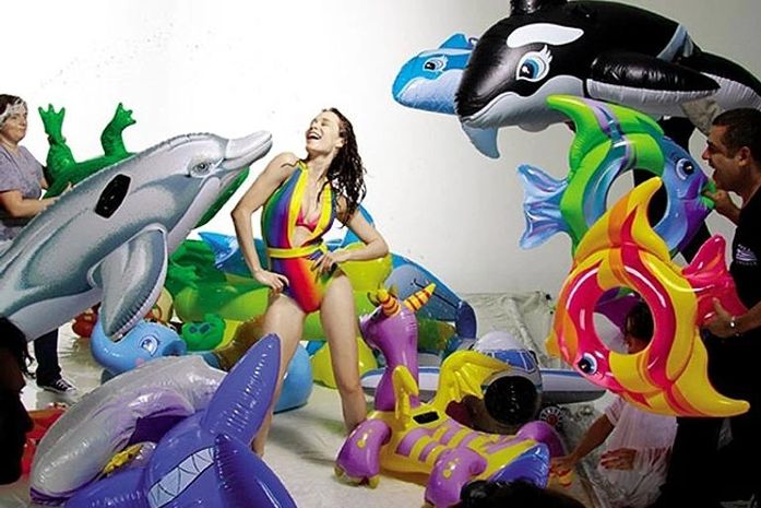 Mariana Ximenes posa de maiô e cercada de boias para campanha