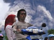 Vulcão Merapi volta a ter erupção; 70 mil pessoas são retiradas da região