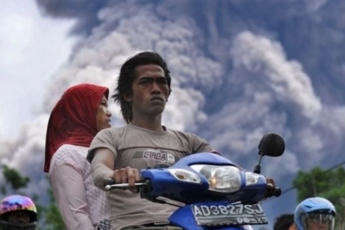 Vulcão Merapi volta a ter erupção; 70 mil pessoas são retiradas da região