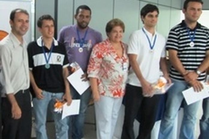Integrantes da equipe Guitarreiros comemoram vitória ao lado da reitora da UFAL, Ana Dayse