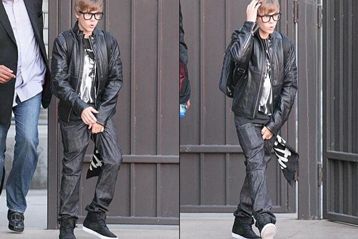 Apertado? Justin Bieber deixa evento segurando as partes íntimas