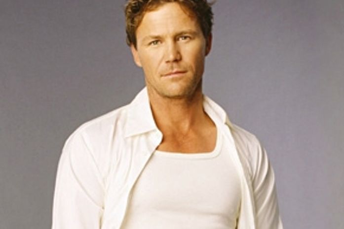 Astro de "Charmed', é retirado de avião e preso nos Estados Unidos