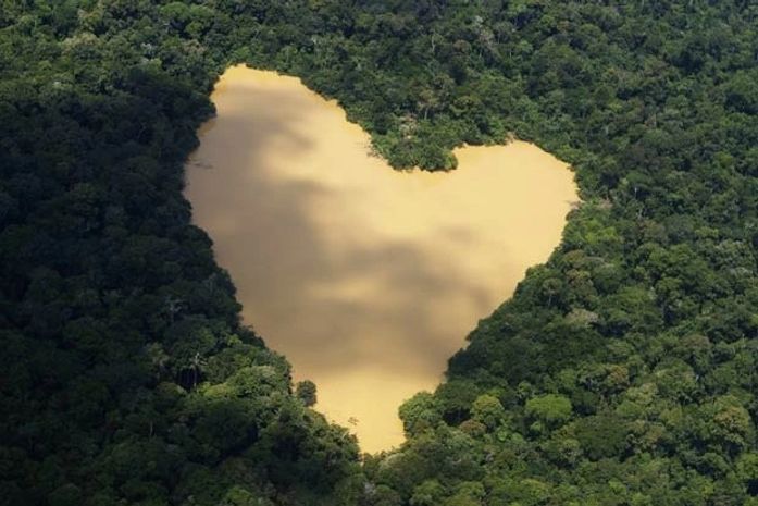 Lago em 'formato de coração' é fotografado na floresta amazônica