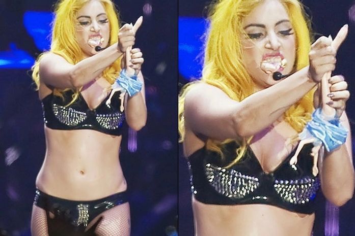 Só de lingerie, Lady Gaga morde cabeça de boneca em show