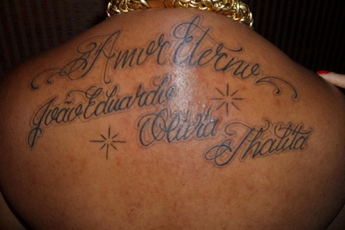Dudu Nobre tatua o nome dos três filhos nas costas