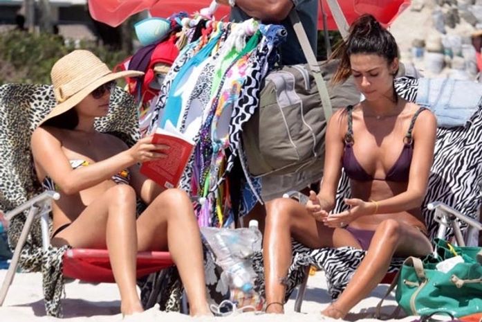 Thaila Ayala e Isis Valverde vão juntas à praia