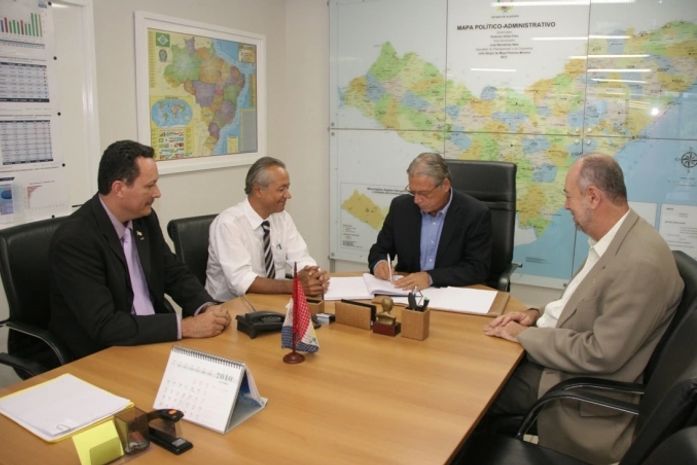 Téo Vilela reassume o cargo de governador do Estado