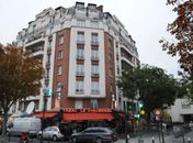 Toldo de café salva bebê após queda de 7 andares em Paris