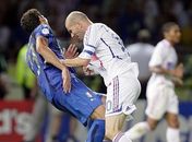 Quatro anos após cabeçada famosa, Zidane e Materazzi fazem as pazes