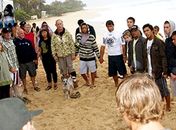 Havaianos fazem homenagem ao surfista morto Andy Irons