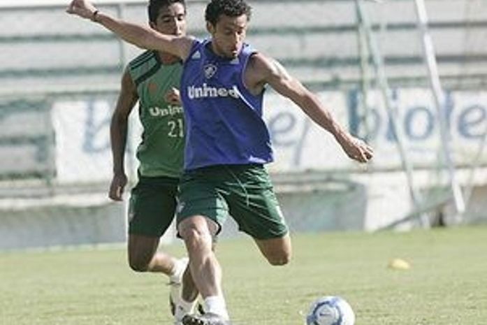 Fred faz seis gols em coletivo, mas chance de jogar no domingo é remota