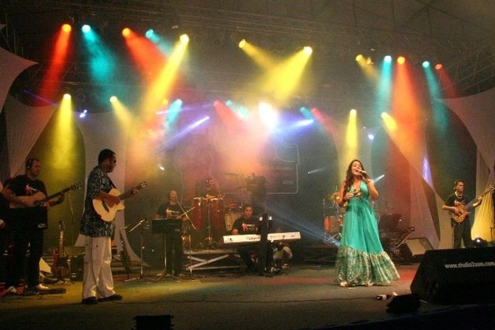 A cantora Andréa Laís se apresenta no projeto Quartas Musicais